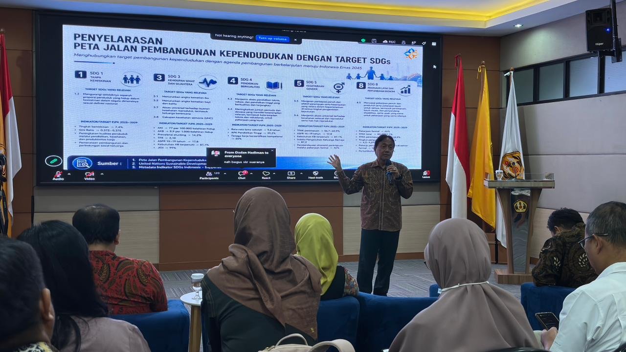 Deputi Bidang Pengendalian Penduduk Kementerian Kependudukan dan Pembangunan Keluarga/BKKBN Dr. Eng. Bonivasius Prasetya Ichtiarto Paparkan Transformasi Demografi Menuju Indonesia Emas 2045 di Universitas Padjadjaran